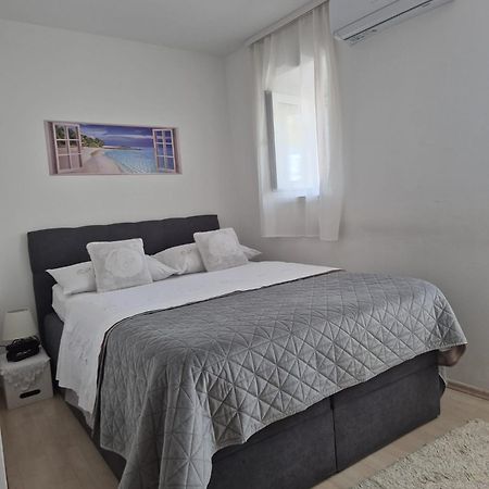 Room Near The Center Split Exteriér fotografie