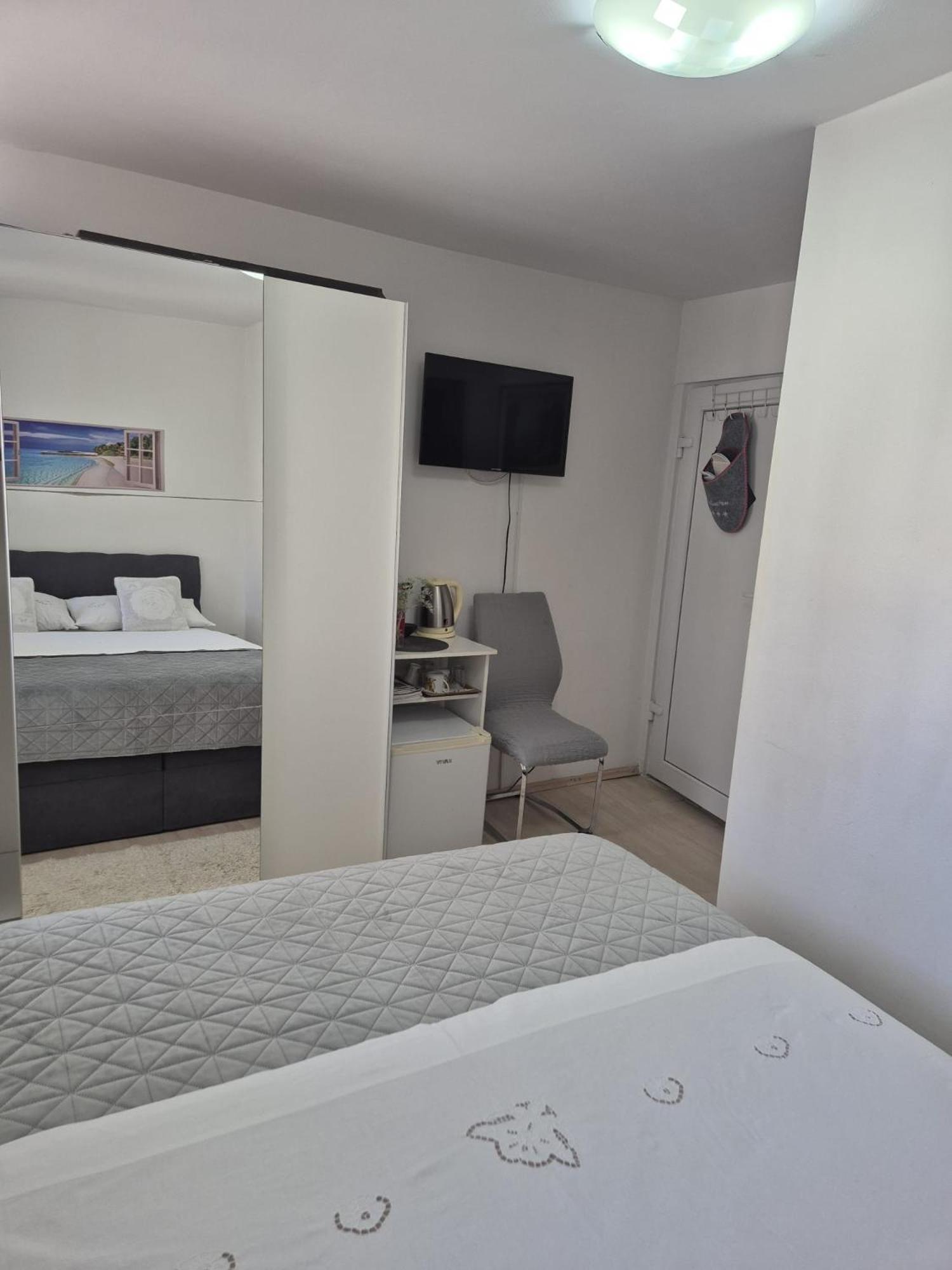 Room Near The Center Split Exteriér fotografie