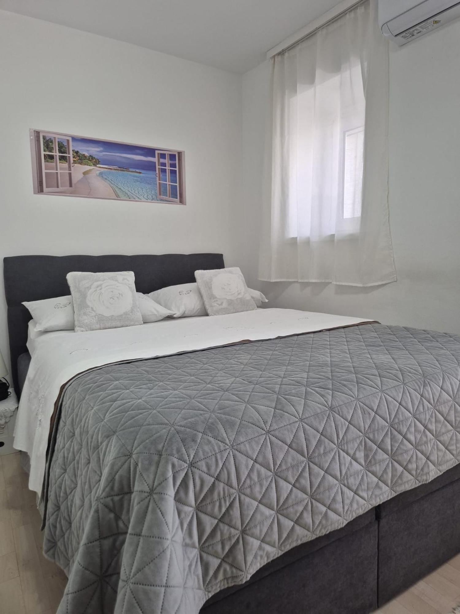 Room Near The Center Split Exteriér fotografie