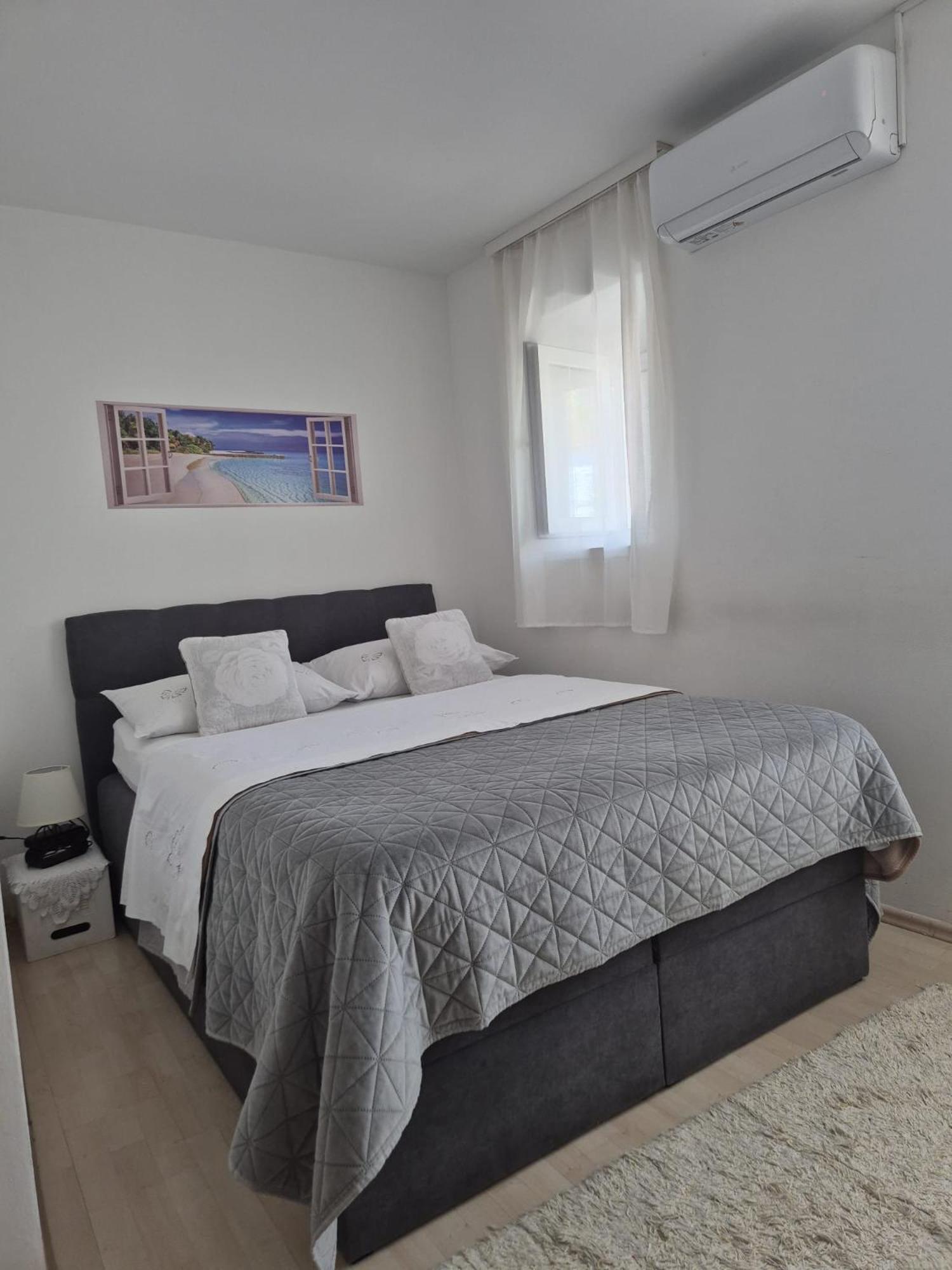 Room Near The Center Split Exteriér fotografie