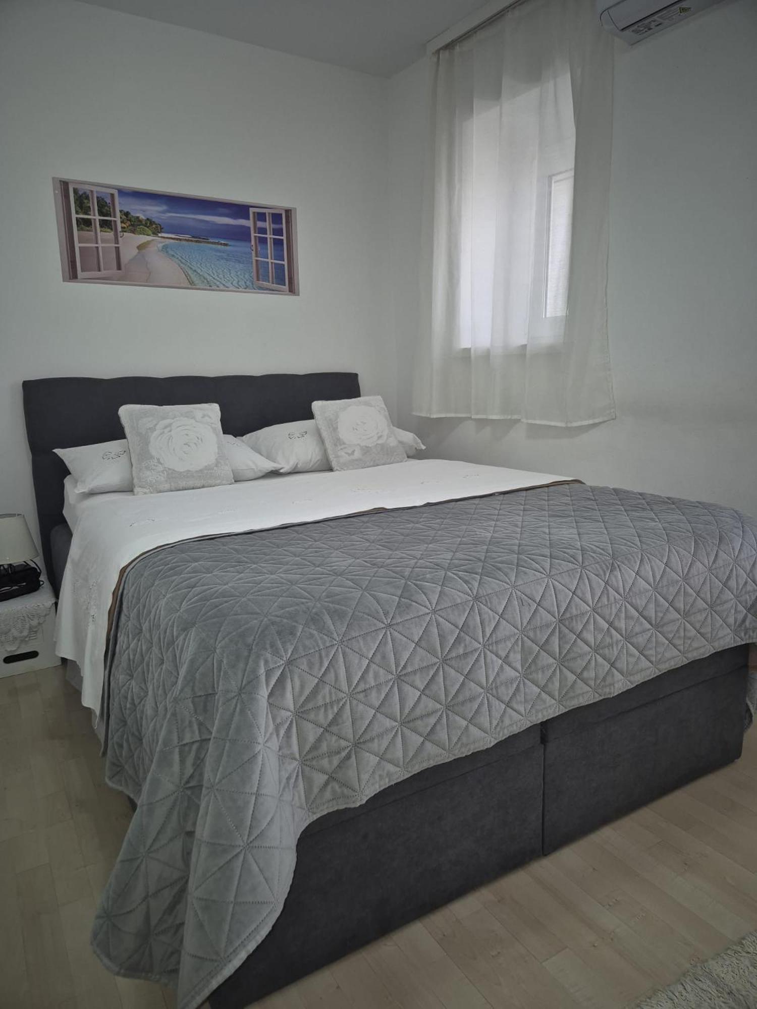Room Near The Center Split Exteriér fotografie