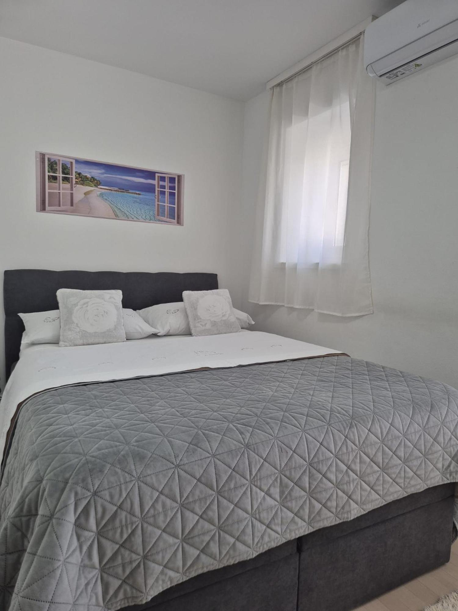 Room Near The Center Split Exteriér fotografie
