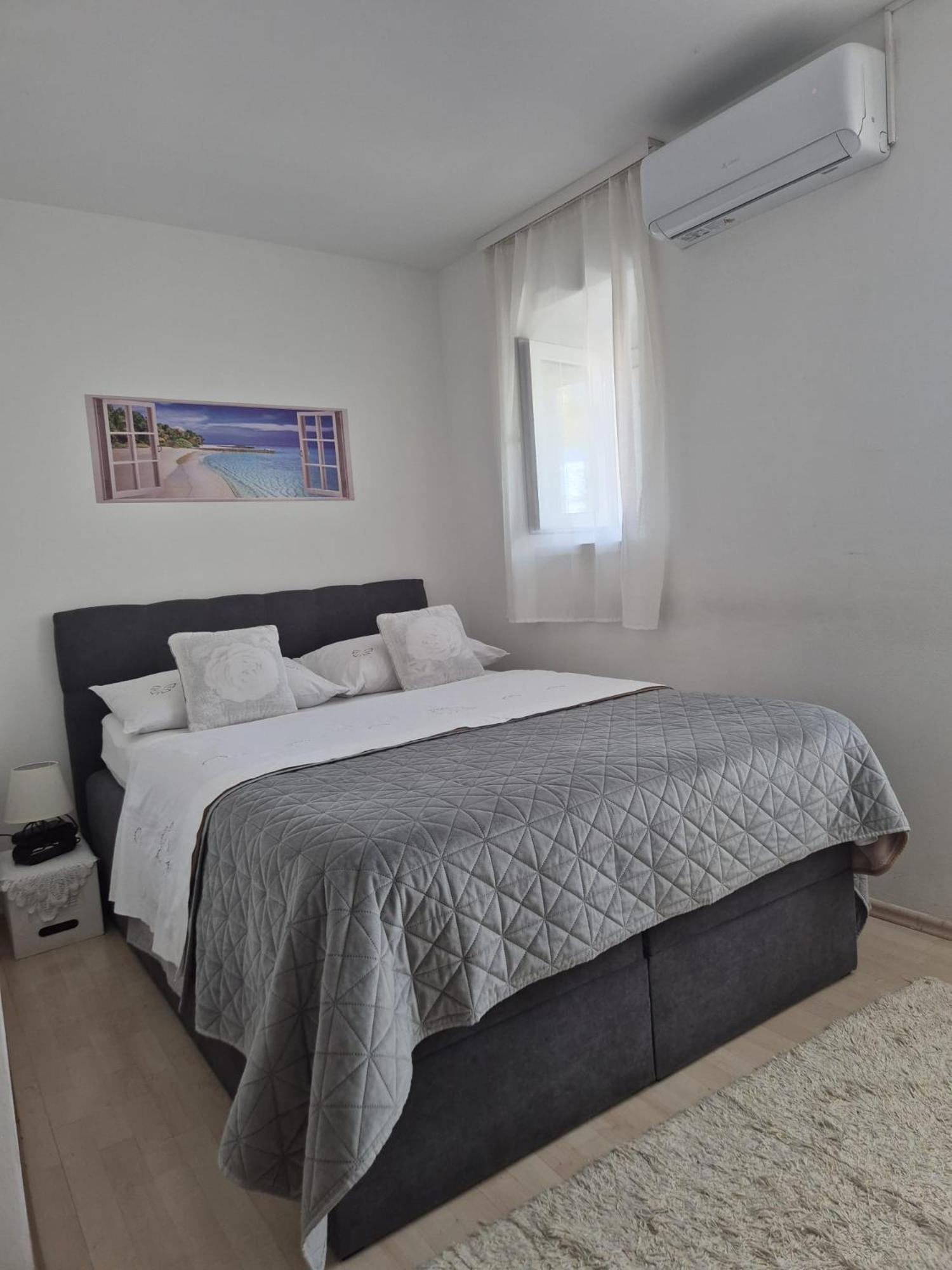 Room Near The Center Split Exteriér fotografie