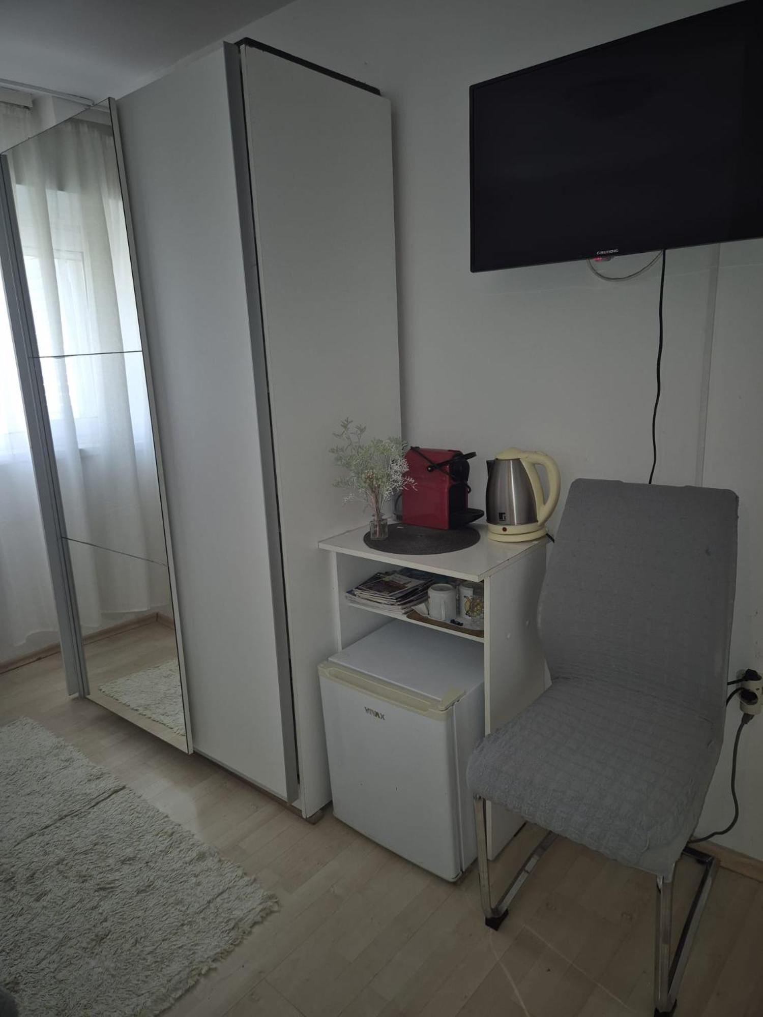 Room Near The Center Split Exteriér fotografie